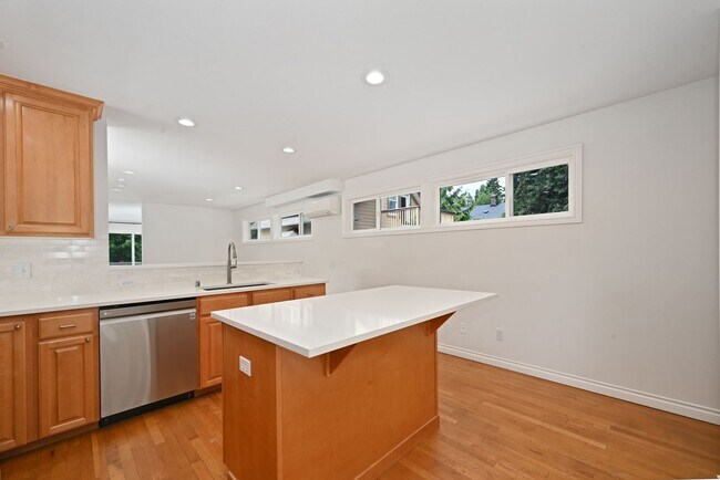 Building Photo - 3-Story Greenlake Home - Private Yard and ...