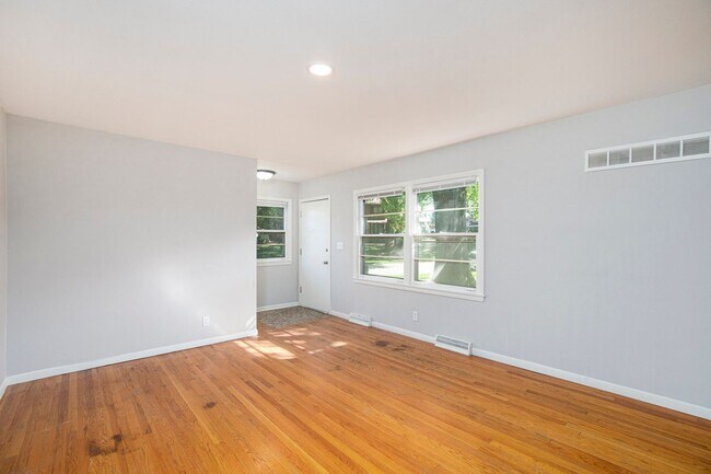 Building Photo - Move in Special!! Beautiful 3BR/2BA w/ Garage & Fenced Yard