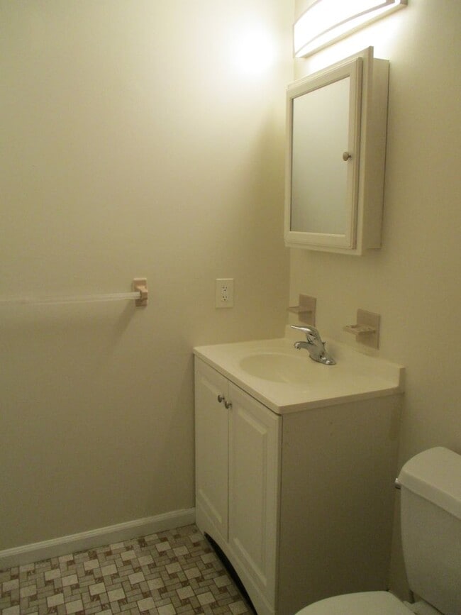 Building Photo - 3BR Townhome in Northampton School District