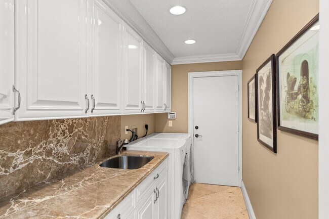 Building Photo - 2144 Henley Pl