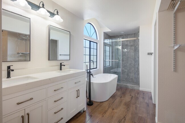 Building Photo - 512 Bluerock Dr