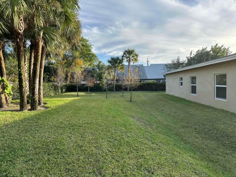 Building Photo - 7410 SW 10th Ct