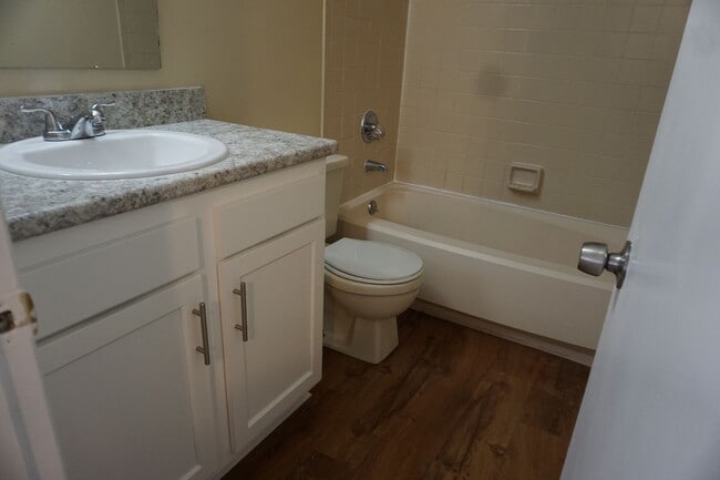 Building Photo - 2 bedroom townhome on Westside Near NAS