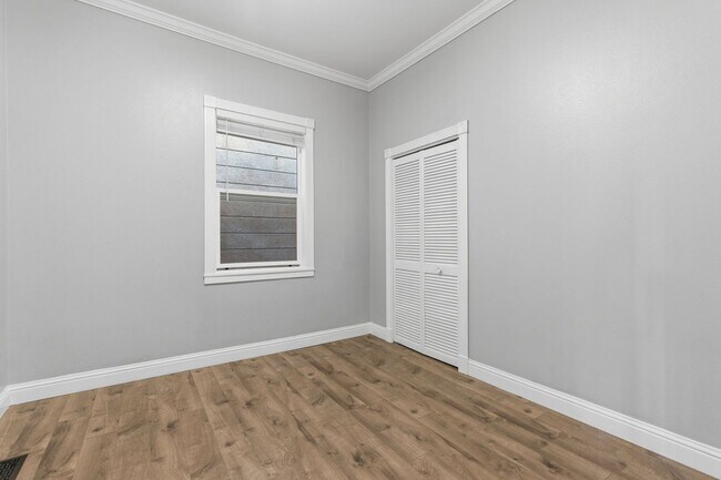 Building Photo - Bright & Modern 2BR Flat with Driveway Parking — Newly Renovated in Silver Terrace
