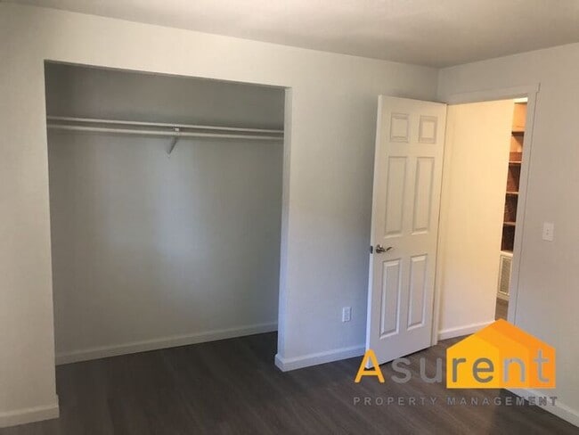 Building Photo - Fully Remodeled Duplex Available Now!
