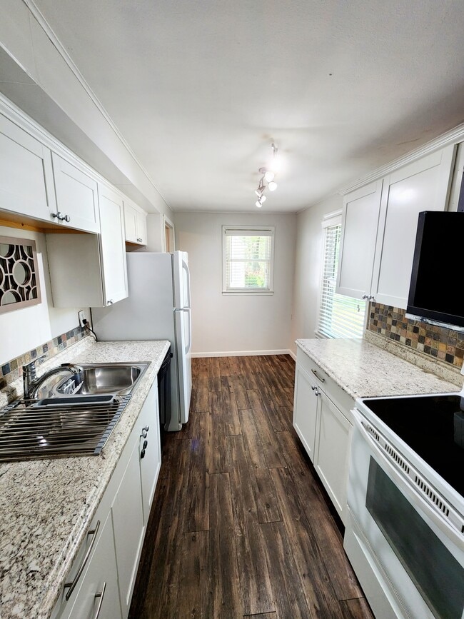 Kitchen (view 1) - 54373 Terrace Ln