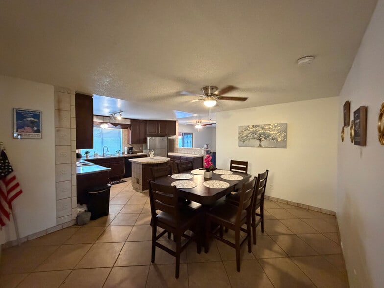 Building Photo - 8119 W Glenrosa Ave