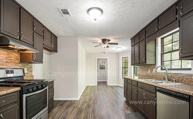 Building Photo - Beautiful 3b Room!Move in ready!