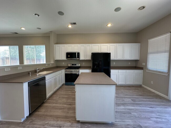 Building Photo - Cute single story home with 3 bedrooms, 2 ...