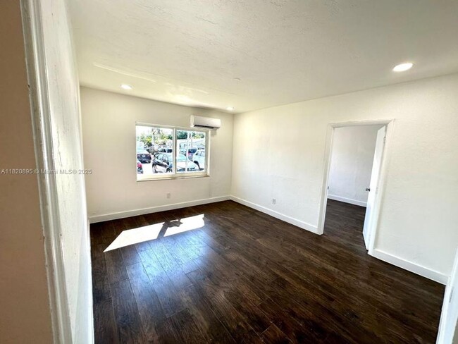 Building Photo - 2 bedroom in Miami FL 33162