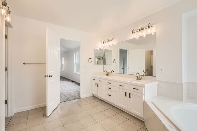 Building Photo - **Spacious, Light-Filled 4 bed, 4 bath wit...