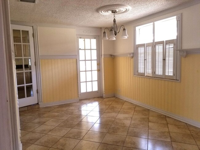 Building Photo - Centrally located home in St Pete - Move I...