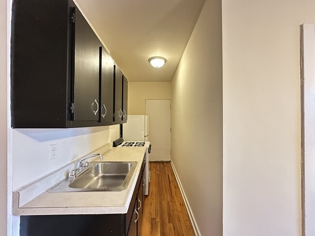 Building Photo - 960 W Cornelia Ave