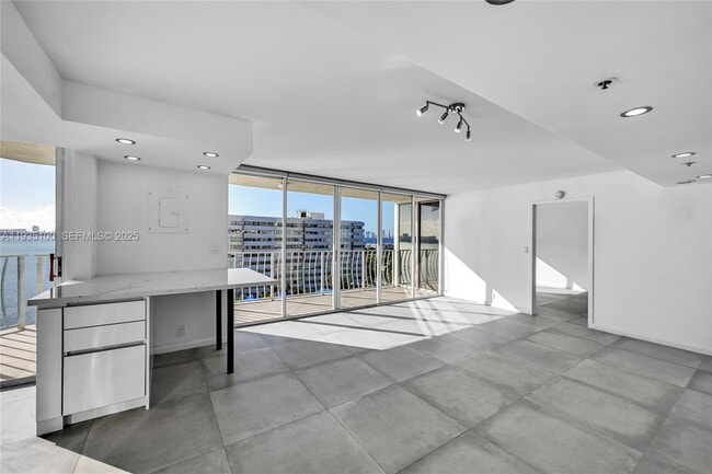 Building Photo - 7601 E Treasure Dr