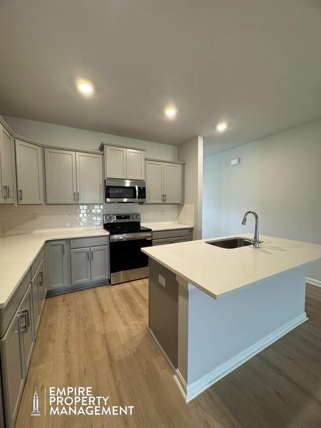 Building Photo - Move In Special: 1/2 Off 1st Month's Rent!!