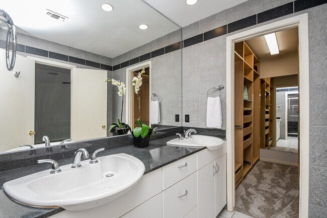 Building Photo - 1116 Bering Dr