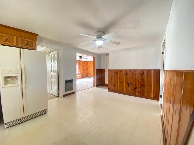 Dining area - 7440 Mount Herman Rd