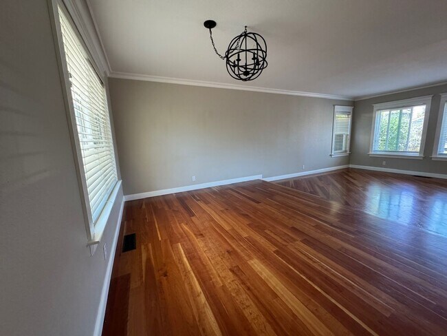 Building Photo - Fully remodeled home, Pet friendly with A/...