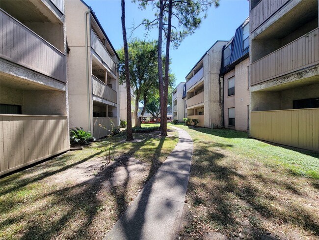 Building Photo - 8435 Hearth Dr