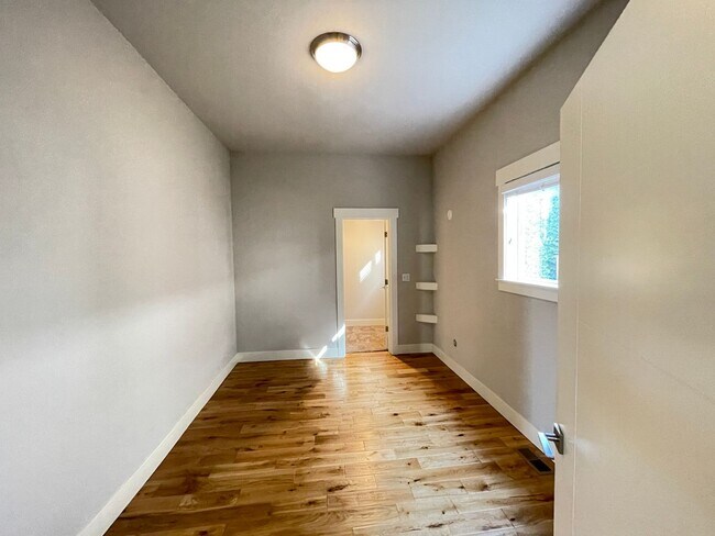 Building Photo - DKN1467