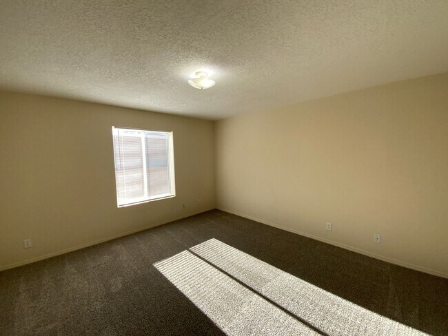 Building Photo - 3 Bedroom Single Story Home Near Northern Blvd NE & Loma Colorado Blvd NE!