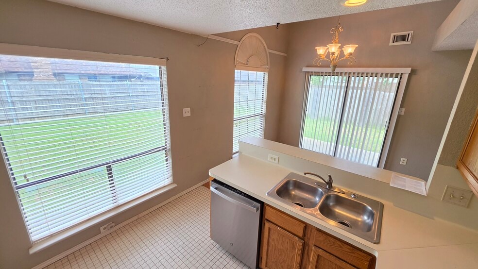 Building Photo - 6301 Fairlane Dr