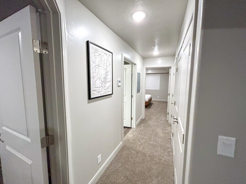 Building Photo - 128 N Lone Rock Dr