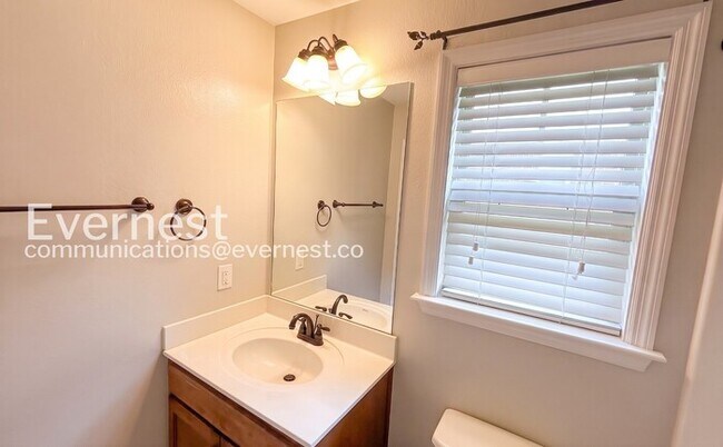Building Photo - 2-Bed/2-Bath Town Home/Pet Friendly/Available Now!