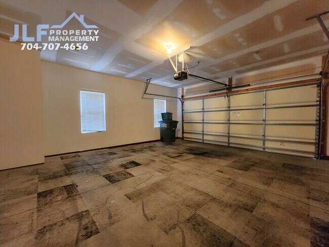 Building Photo - Beautiful 2 Story Condo in the Ballantyne Area of Charlotte!