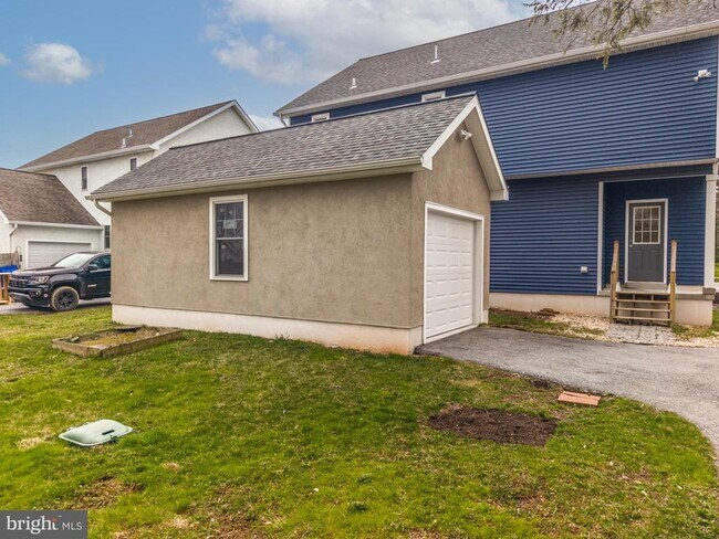 Building Photo - 411 James St