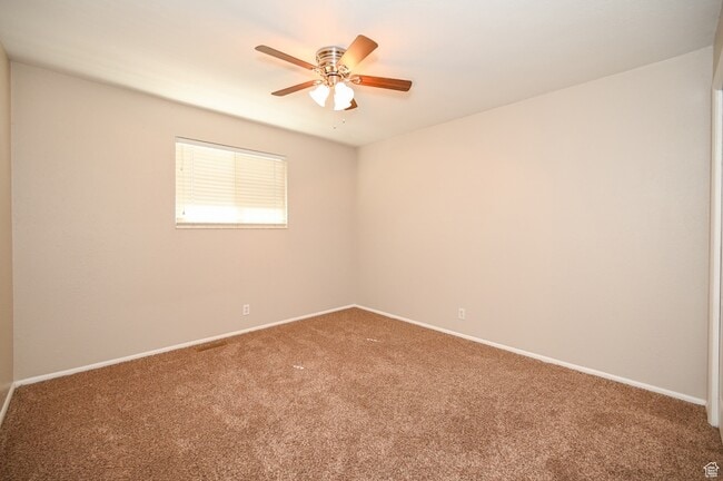 Building Photo - 916 Vics Rd