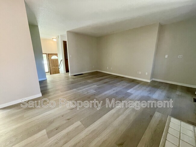 Building Photo - 324 SE 30th Ave