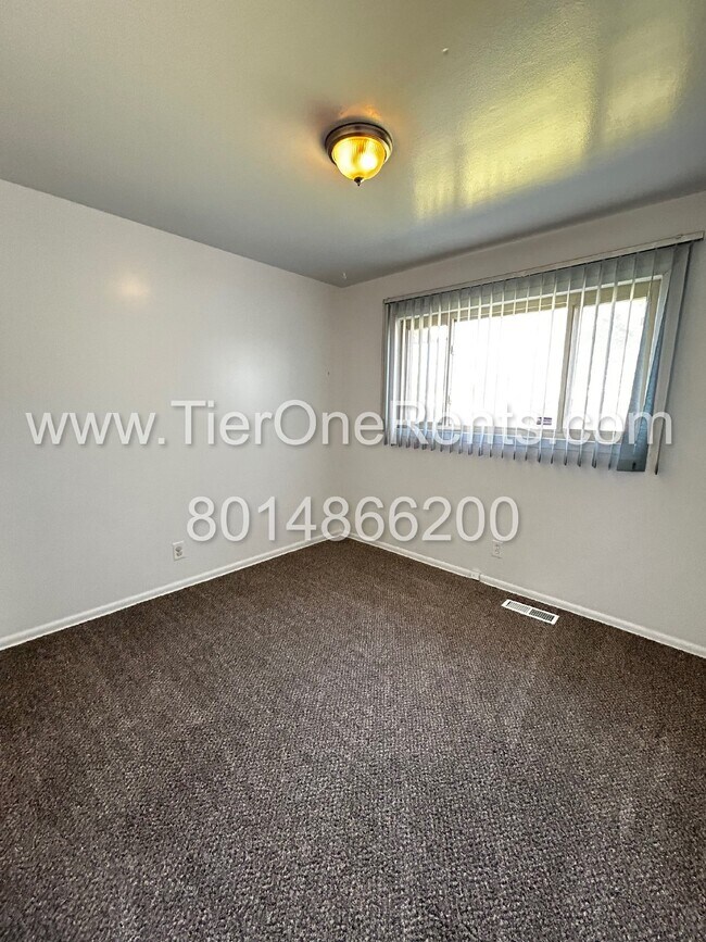 Building Photo - NO DEPOSIT option available for qualified ...
