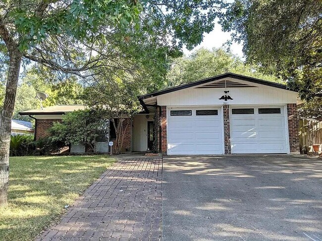 Building Photo - 7011 Whispering Oaks Dr