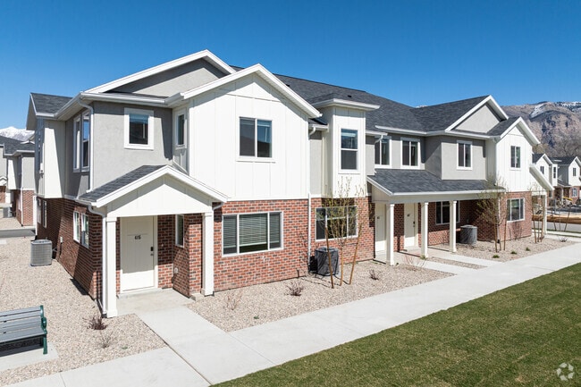 Building Photo - Villas at the Pointe