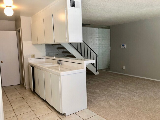 Building Photo - $1,350 Marks & Shaw 2 Bedroom Townhouse, c...