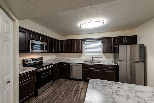 Building Photo - Bridge Pointe Apartments and Townhomes