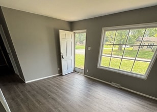 Building Photo - LIMITED TIME**NO APPLICATION FEE**1/2 OFF ...