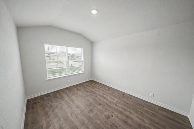Building Photo - Like-New Cibolo Home with Flexible Living Space - Realtor Commission: $500