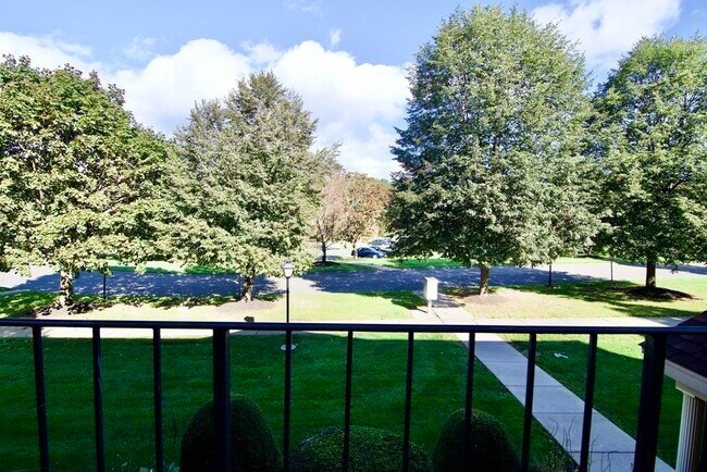 Building Photo - 22 Maple Crest Cir