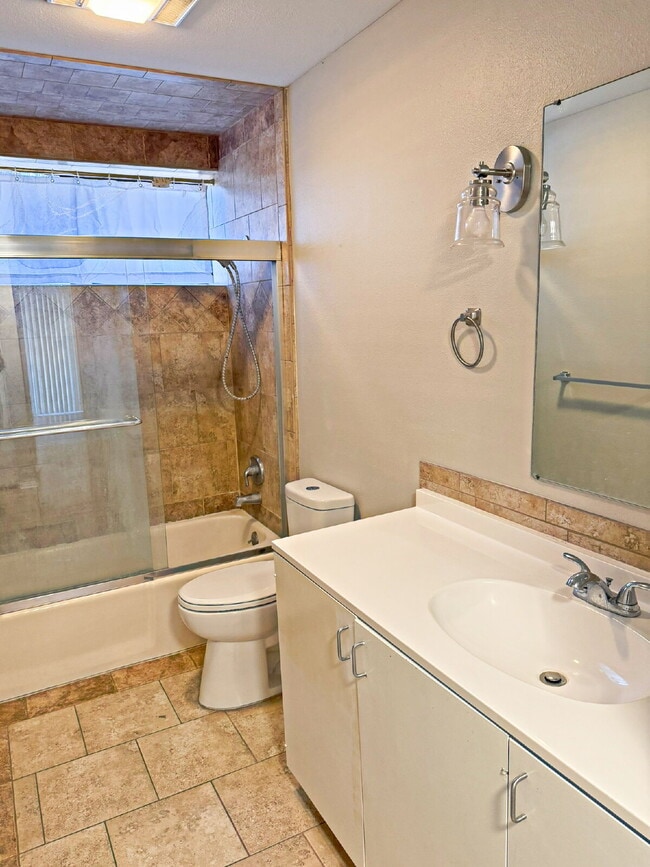 Building Photo - 8642 Fredericksburg Rd