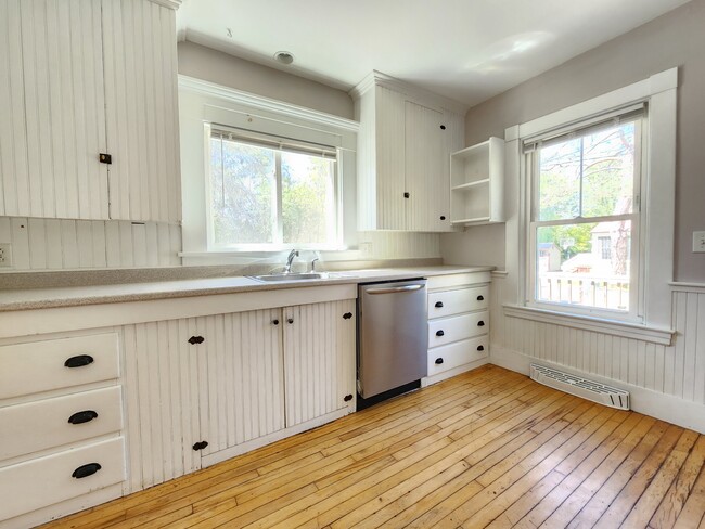 Building Photo - 387 College Ave