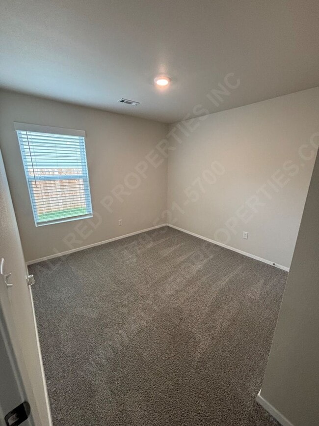 Building Photo - Move in special $300.00 off 1st month's re...