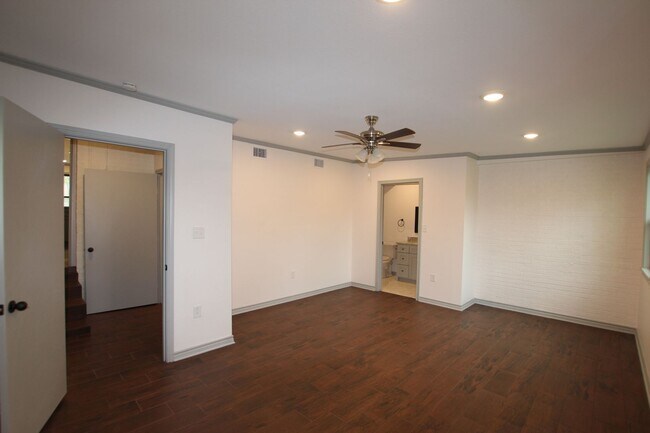 Building Photo - Coming Soon! Updated 3 Bed 2 Bath Rental! ...
