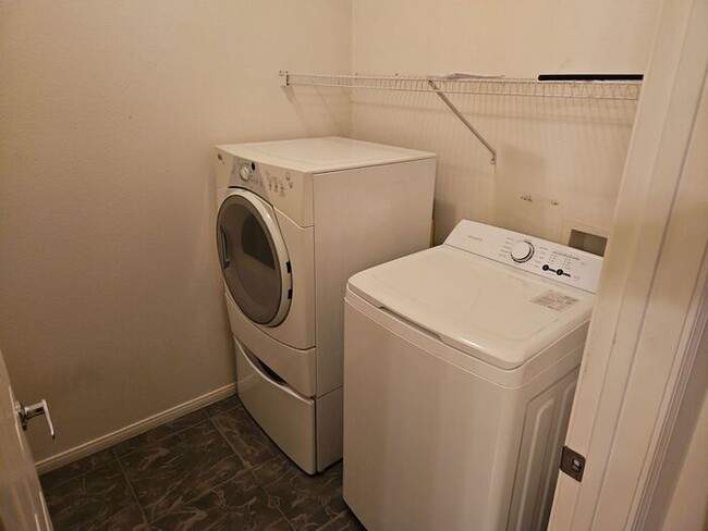 Building Photo - Beautiful 2 bedroom 2.5 bath !