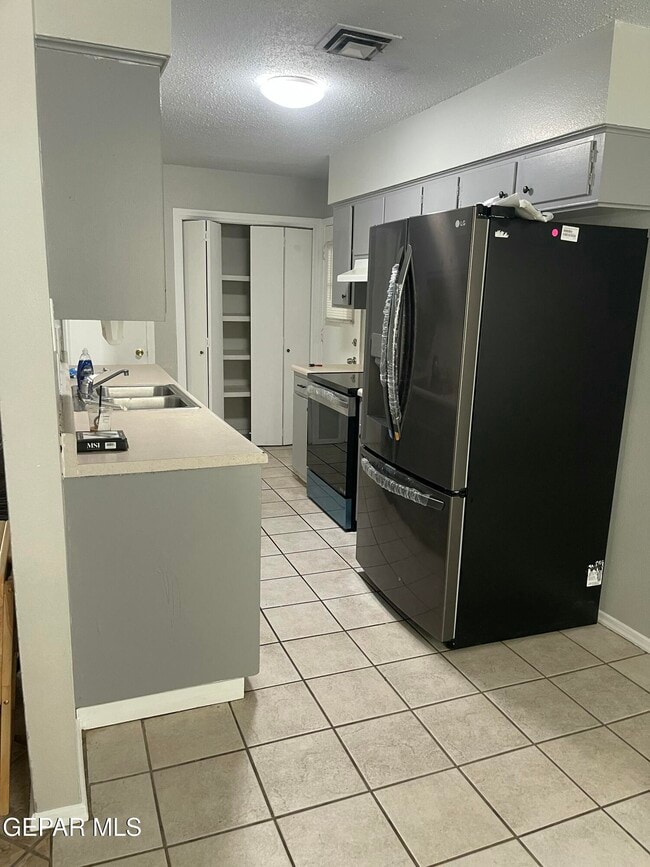 Building Photo - 8614 Mettler Dr