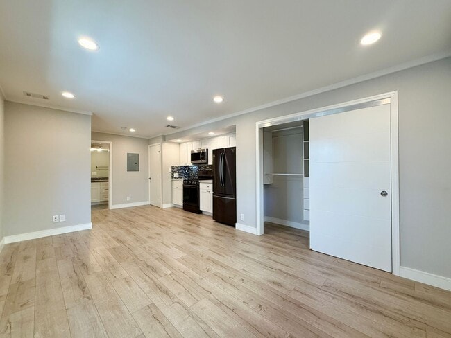 Building Photo - Stylish Coastal In-Law Studio with In-Unit Laundry - Utilities Included!