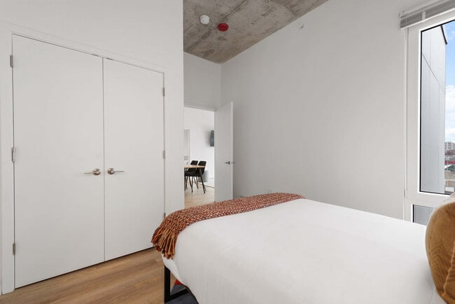 Building Photo - 853 W Blackhawk St