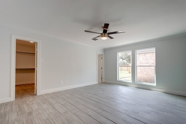 Building Photo - 818 Silvergate Dr