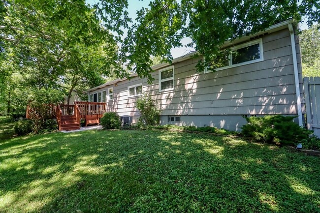 Building Photo - Immaculate Centrally located home!